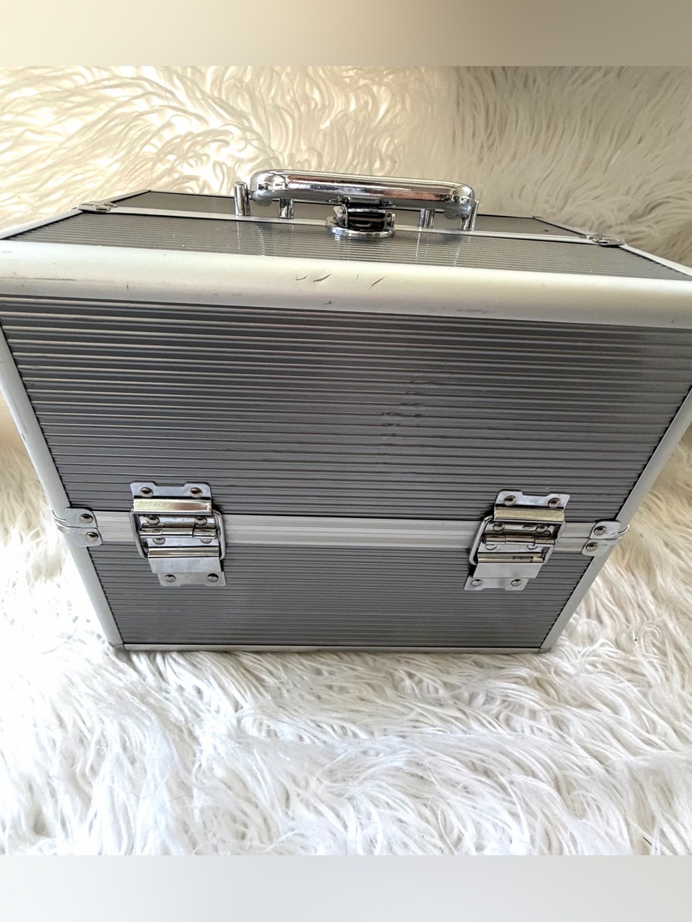Silver Caboodles Aluminum Makeup/Tool Case - Picture 2 of 11